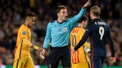 El árbitro alemán Felix Brych no dudó en sacar la tarjeta roja a Torres.