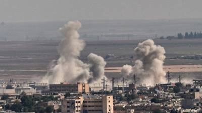 Las fuerzas turcas bombardearon las ciudades sirias cercanas a su frontera.