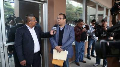 El presidente del Colegio de Periodistas de Honduras, Dagoberto Rodríguez, es entrevistado por un periodista televisivo este jueves en Tegucigalpa, capital de Honduras.