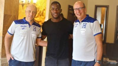 Fabián Coito junto a Maynor Figueora y Miguel falero.