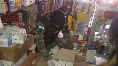 Personal de la DEI y de la Policía realizan operativos en una vivienda y varios negocios del centro de El Progreso.