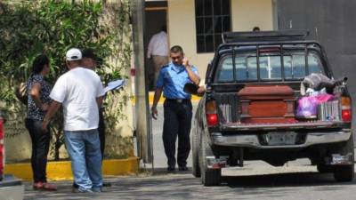 La policía escoltó el féretro de Vilma Trujillo hasta el lugar donde le darán sepultura.