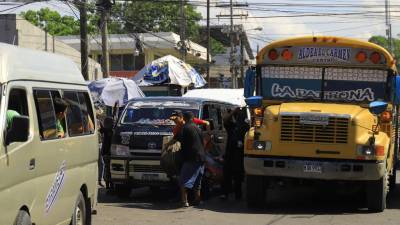 Los vendedores de El Centro han dejado poco espacio para la circulación de vehículos; esto, más los buses parándose donde sea para recoger pasajeros y la pelea de rutas entre ellos, causa aún más embotellamientos a todas horas del día. Fotos: M. Cubas.