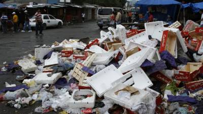Las calles de la ciudad permanecen llenas de basura.