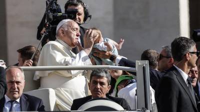 El papa llega para la audiencia de los miércoles. EFE/EPA/GIUSEPPE LAMI