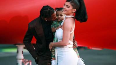 Stormi acompañó a sus padres, Kylie Jenner y Travis Scott en la alfombra roja del documental de Netflix 'Look Mom I Can Fly'.