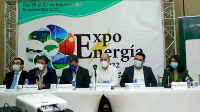 <b><span class=mln_uppercase_mln>Conferencia.</span></b> Edgar Gutiérrez, Mario Flores, Salomón Ordóñez, Eduardo Facussé, Amable Hernández y Victoria Solano.<span class=mln_uppercase_mln> Foto: M. Cubas.</span>