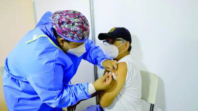 Parte de la población hondureña todavía se muestra renuente a completar su esquema de vacunación. Foto La Prensa