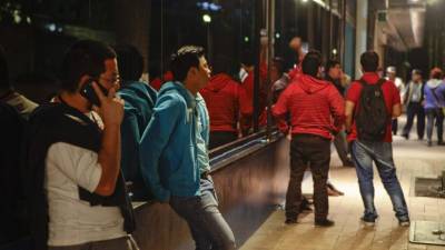 Empleados salieron de edificios en El Salvador después del sismo que sacudió anoche Honduras, Guatemala y El Salvador.