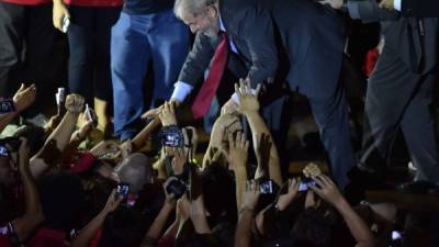 Lula se aferra a las calles para conseguir el apoyo necesario y evitar 'un golpe'.