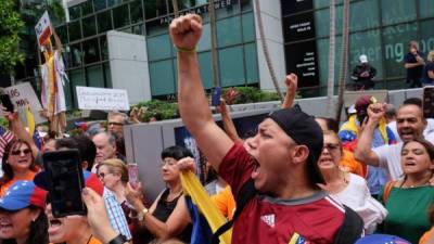 Cientos de venezolanos salieron a protestar frente a la sede del recien reabierto consulado de su país en Miami, Florida (EEUU).