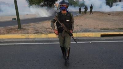 Un miembro de la Guardia Nacional en la base de La Carlota, al este de Caracas, donde ha sido conducido el opositor Leopoldo López, tras ser liberado este martes. EFE