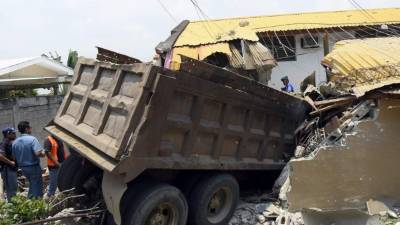 La volqueta que derribó la parte frontal del bufete del abogado José Fernández.