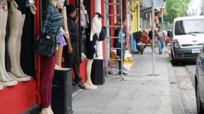 Los locales en el centro de la ciudad tienen bocinas encendidas durante el día.