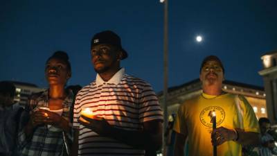 Las vigilas por la masacre en instalación principal de la Marina de Estados Unidos en Washington.