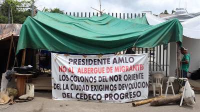 Un grupo de personas se manifiestan frente al “Albergue temporal para familias en movilidad La Perla del Soconusco”, el 17 de septiembre de 2022, en la ciudad de Tapachula, en Chiapas (México).