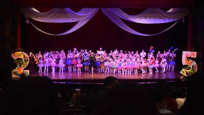 El Centro Contemporáneo de Danza (CC Danza), de Honduras, que tiene el aval de la Royal Academy of Dance, de Londres, ha conmemorado sus 25 años de fundación con una gran gala, el lunes y este martes, en el Teatro José Francisco Saybe, de San Pedro Sula, en el norte del país centroamericano.