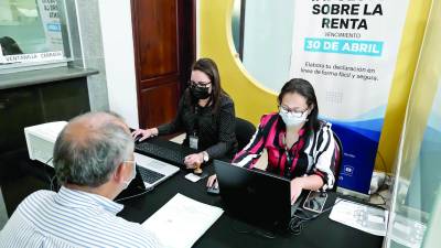 En la Cámara de Comercio e Industrias de Cortés al igual que en Galerías del Valle y Mall Multiplaza hay mesas de ayuda para los tributantes. Foto: Yoseph Amaya.