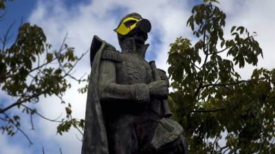 Detalle de la estatua de Luís Brión que lleva puesto un antifaz dejado por manifestantes durante las protestas contra el gobierno de Nicolás Maduro. EFE/Archivo