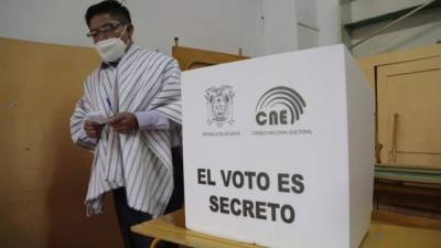 Un ciudadano ejerce el sufragio en un centro de votación de la ciudad de Quito.