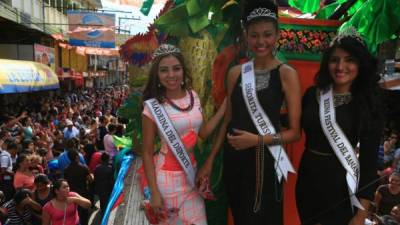 Tres hermosas jóvenes sonríen en La Perla del Ulúa en el cierre de la fiesta patronal.