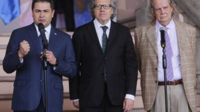 El presidente hondureño Juan Orlando Hernández, con Luis Almagro y John Biehl de la OEA.