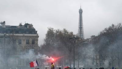Las violentas manifestaciones en París mantienen en alerta al gobierno de Emmanuel Macron./AFP.