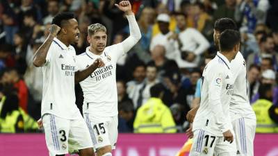 Los jugadores del Real Madrid celebran el tercer gol del equipo madridista durante el encuentro correspondiente a la jornada 11 de primera división .