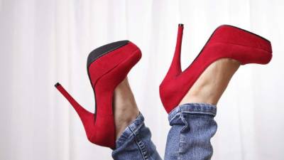 Los tacones que exceda de seis centímetros.