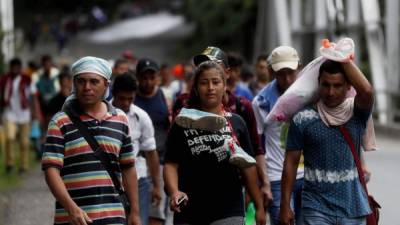Migrantes hondureños caminando en el departamento de Chiquimula, Guatemala.