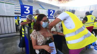 Más de un millón de dosis de vacunas contra el covid-19 se han aplicado en Cortés, lo que ha disminuido la cantidad de pacientes en los triajes. fotos: Moisés Valenzuela.