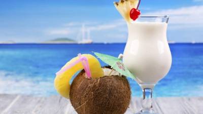 Servir el coctel con una rodaja de piña y cereza.