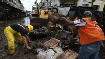 La acumulación de suciedad causa estragos en los mercados durante las lluvias.