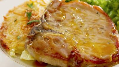 Sirva las chuletas con vegetales o sus complementos preferidos.