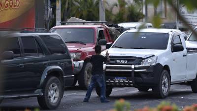 Niño hondureño pide dinero en las calles de San Pedro Sula, Honduras | Fotografía de archivo