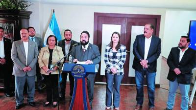 <b>Durante la exposición del informe, Redondo fue acompañado por una parte de diputados afines a él que conformaron la nutrida comisión que viajó días a Rusia.</b>