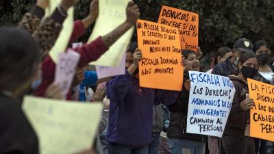 Migrantes protestan frente a la Fiscalía de Tijuana luego de que EEUU reanudará un polémico programa que devuelve los solicitantes de asilo a México.