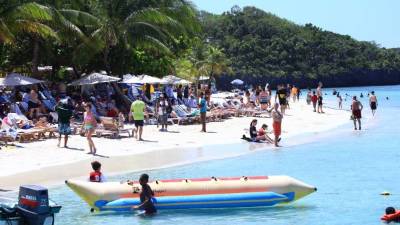 Los extranjeros disfrutan de las playas y buceo, paseos en la isla para conocer manglares y los delfines. Fotos: Franklyn Martínez