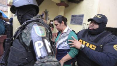Militares hondureños y agentes de la Agencia Técnica de Investigación Criminal (ATIC) escoltan a la ex primera dama de Honduras Rosa Elena Bonilla (c), esposa del expresidente hondureño Porfirio Lobo (2010-2014), el 28 de febrero de 2018, en Tegucigalpa (Honduras). EFE