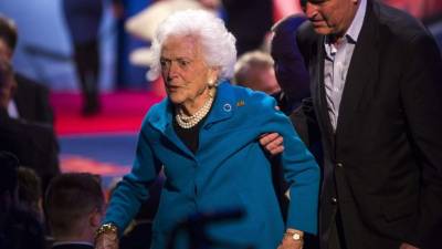 En la imagen, la ex primera dama de EE.UU. Barbara Bush, junto a su hijo Jeb Bush. EFE/Archivo
