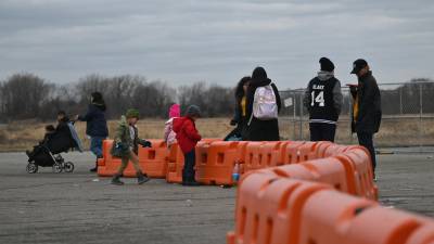 Fotografía de arcvhivo de inmigrantes en la frontera de México-Estados Unidos.
