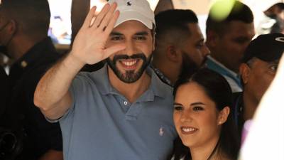 Presidente Nayib junto a su esposa Gabriela de Bukele ejercen el sugragio en las elecciones de El salvador.