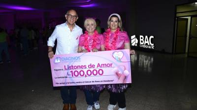 Diagnos hizo un donativo de 100 mil lempiras a la Fundación Cepudo.En la foto posan: Carlos Paz, Jacqui Babún y Gisselle Downing