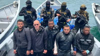Los cinco detenidos con un cargamento de cocaína.