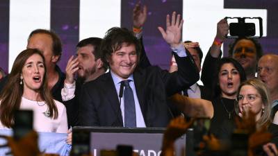 Milei celebró con sus simpatizantes su pase a la segunda vuelta electoral en Argentina.