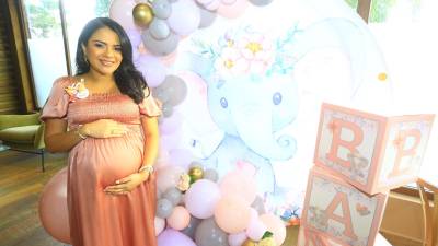 La emocionada madre primeriza espera con ansias a su hija, quien será acobijada con amor por sus seres queridos.