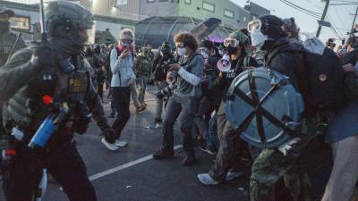 El DHS y ICE compartieron imágenes de la protesta del viernes por la noche en la que agentes migratorios y policías detienen a manifestantes y los tiran al suelo.