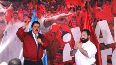 Luis Redondo presta juramento en el Partido Libre en Tegucigalpa.