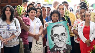 Romero fue asesinado por un francotirador el 24 de marzo de 1980 cuando oficiaba misa en la pequeña capilla del hospital La Divina Providencia, en San Salvador.