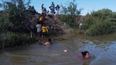 Foto referencial de migrantes en el río Bravo.